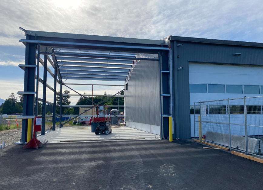 Screenshot 2024-10-23 122959 Small bird perched on a wire with a blurred out background